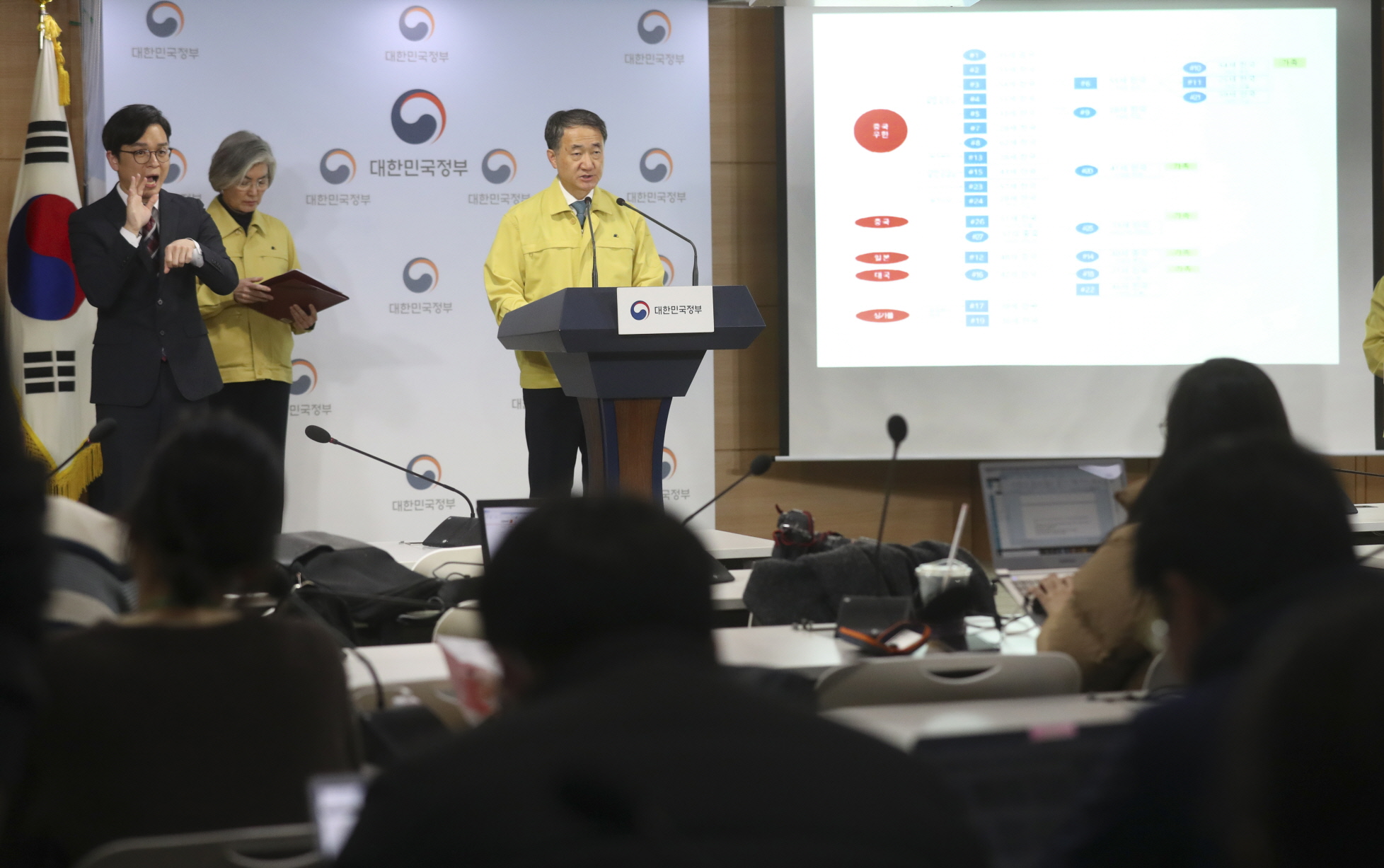 신종 코로나바이러스감염증 대응 총리 주재 회의 후 브리핑 사진14