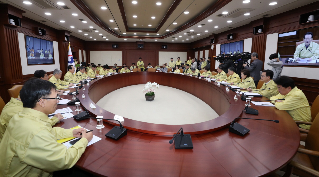 코로나바이러스감염증-19 대응 총리 주재 회의 및 브리핑 사진2