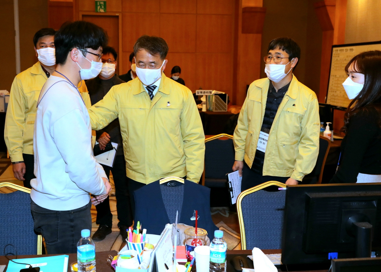 박능후 보건복지부 장관, 코로나19 해외입국 현장 점검(12.17) 사진14