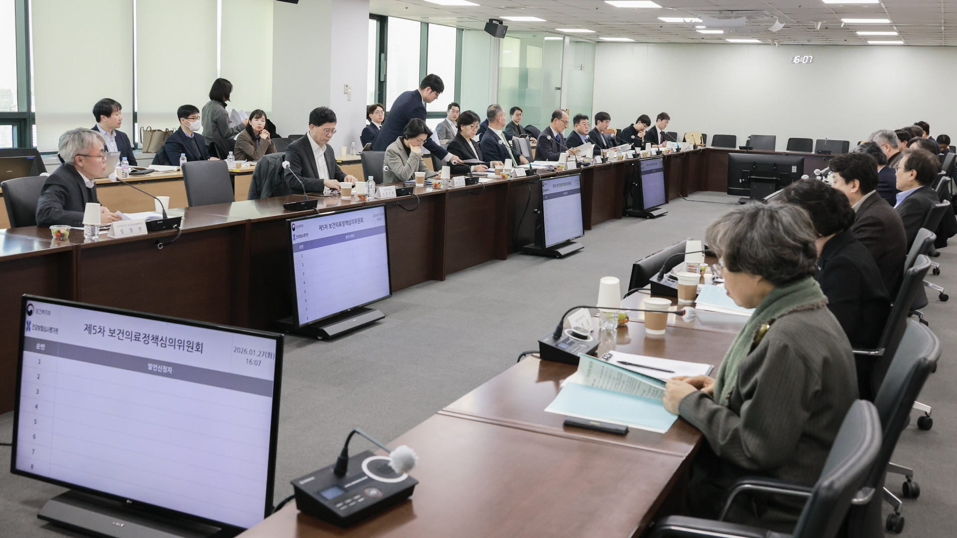 「보건의료정책심의위원회」 5차 회의(1.27.)에서 수급추계 공급 1안과 의학교육 여건을 반영한 방안 논의 사진19