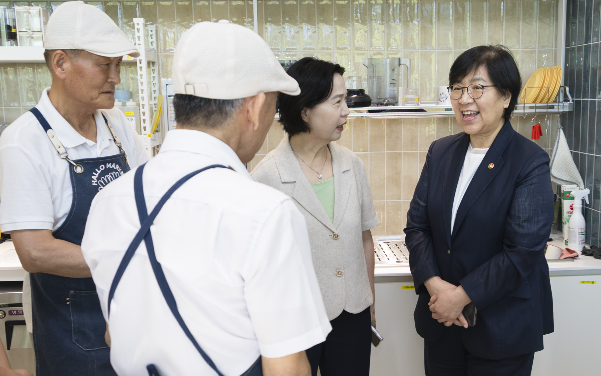 폭염에는 실외 활동 전면 중단, 정은경 장관, 폭염 속 노인일자리 현장 챙긴다 사진7