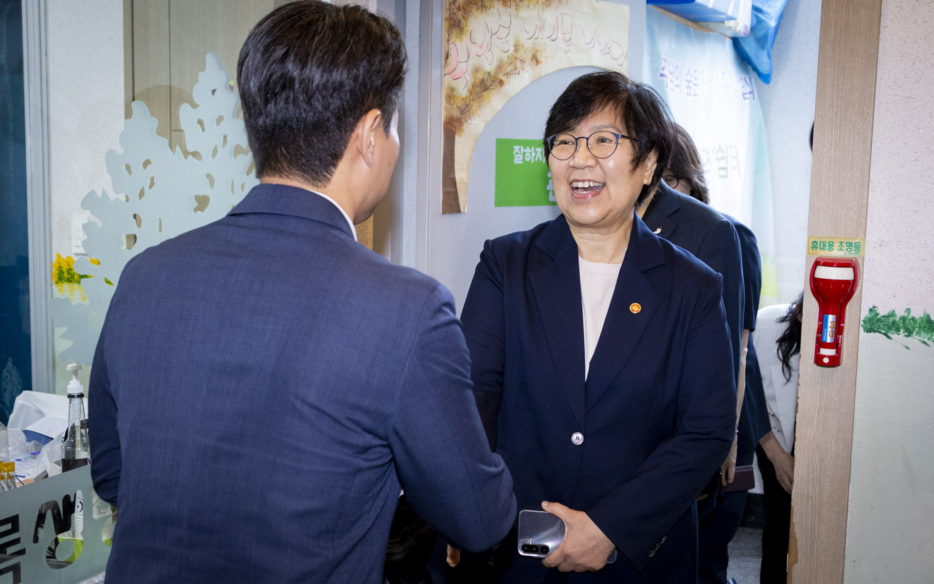 장관, 여름방학 초등 틈새돌봄 현장 찾아 아이들 점심 배식 및 운영 점검 사진1