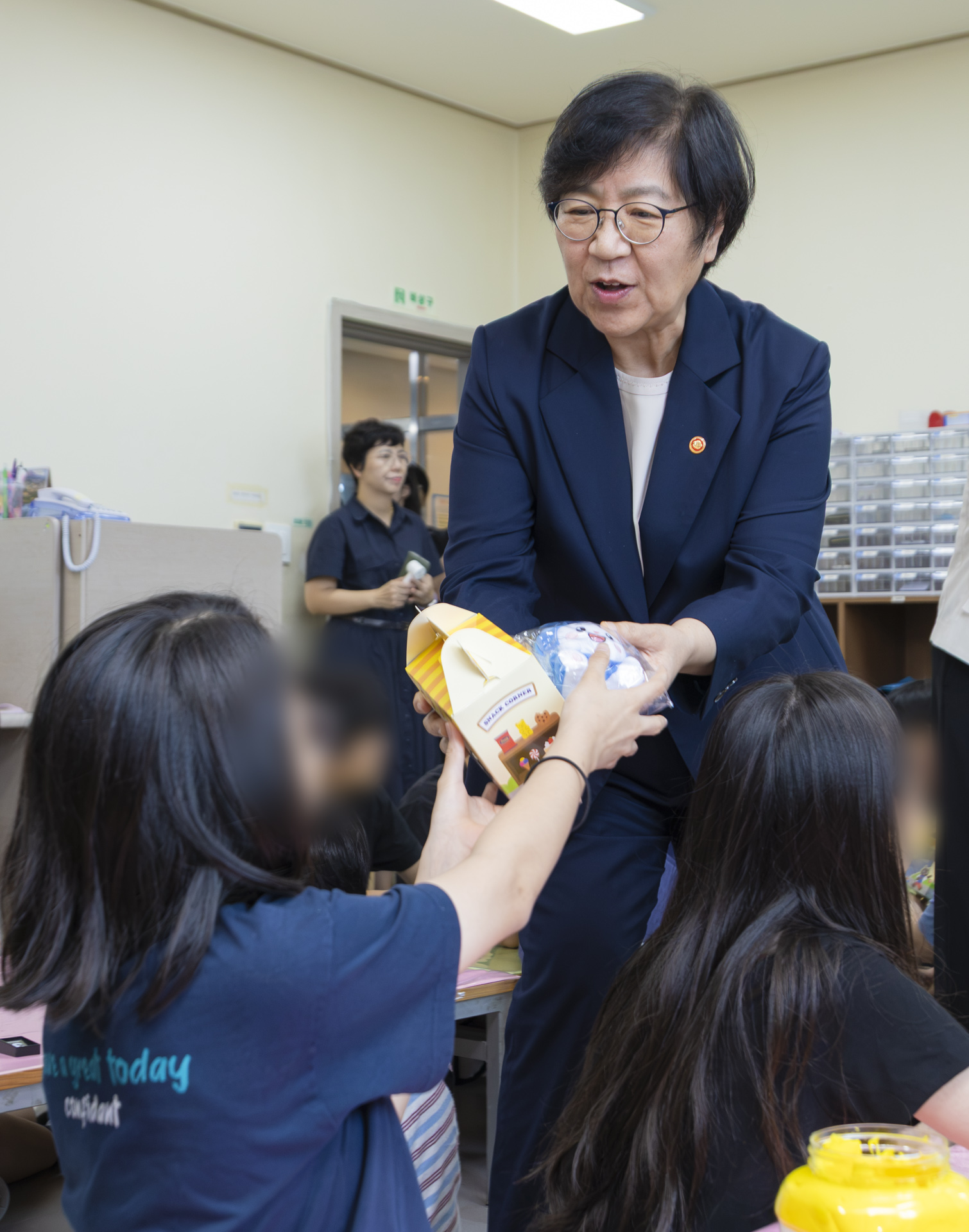 장관, 여름방학 초등 틈새돌봄 현장 찾아 아이들 점심 배식 및 운영 점검 사진12