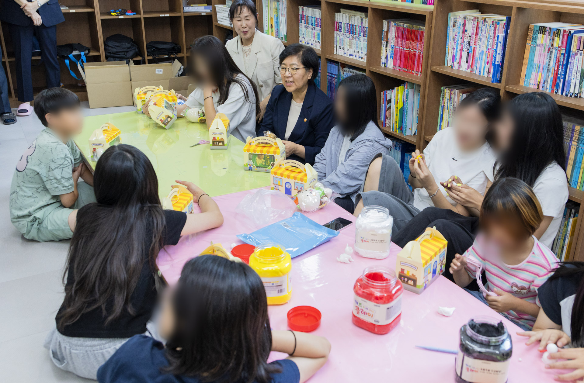 장관, 여름방학 초등 틈새돌봄 현장 찾아 아이들 점심 배식 및 운영 점검 사진15