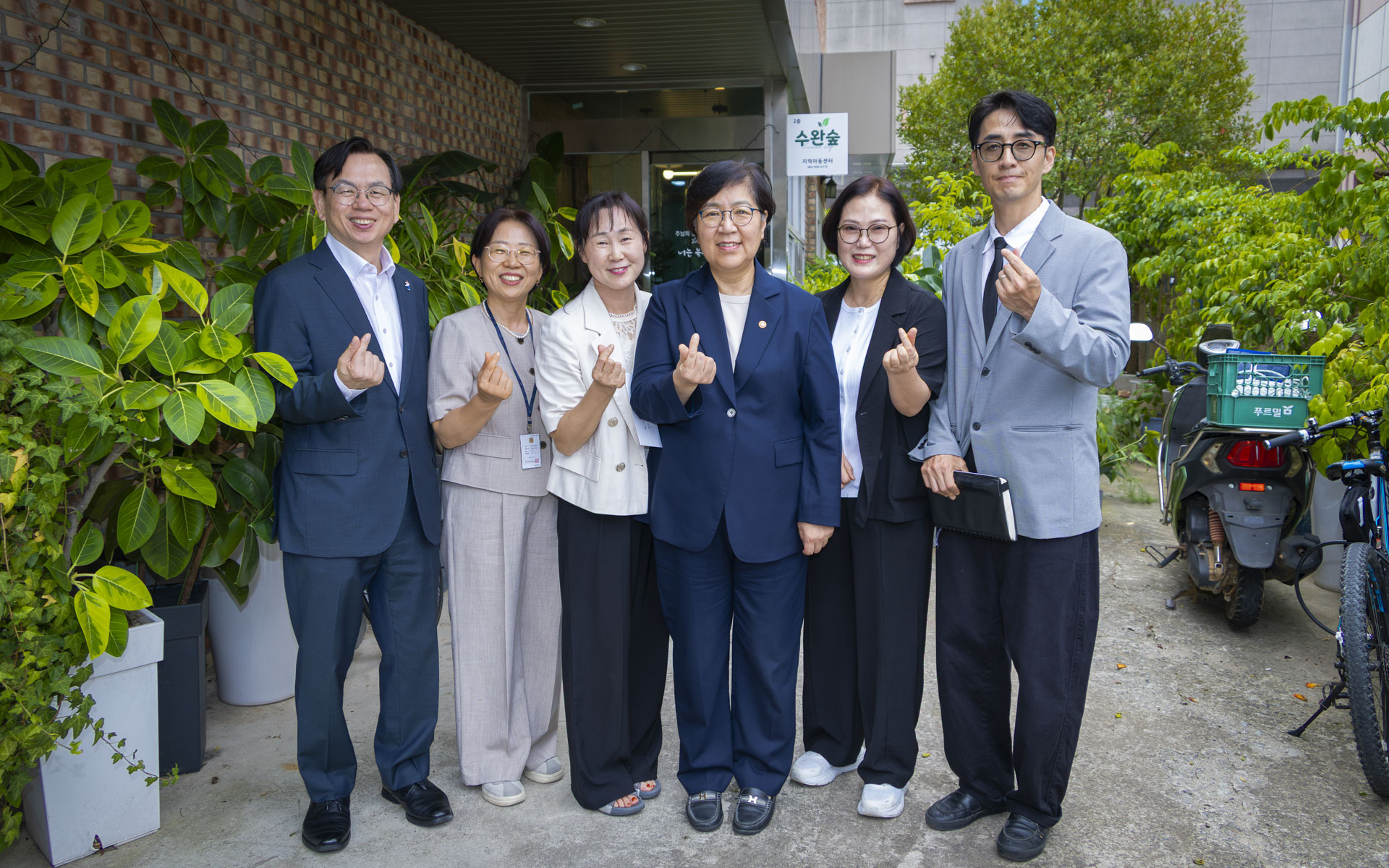 장관, 여름방학 초등 틈새돌봄 현장 찾아 아이들 점심 배식 및 운영 점검 사진23