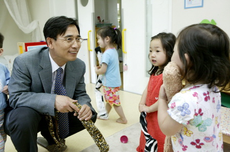유시민 장관, 출산·가족친화 모범기업 방문(2006.6.12) 사진1