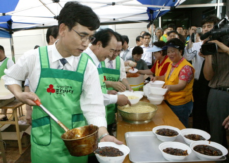 유시민 장관, 전북 임실 방문하여 봉사활동(2006.7.13) 사진1