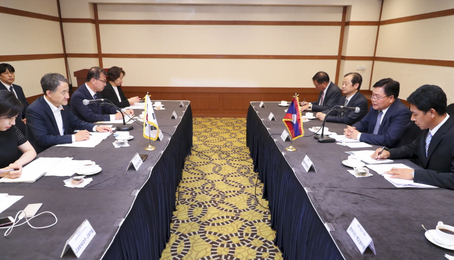 Discussion with Laotian Health Minister on Ways to Expand Bilateral Cooperation 사진3