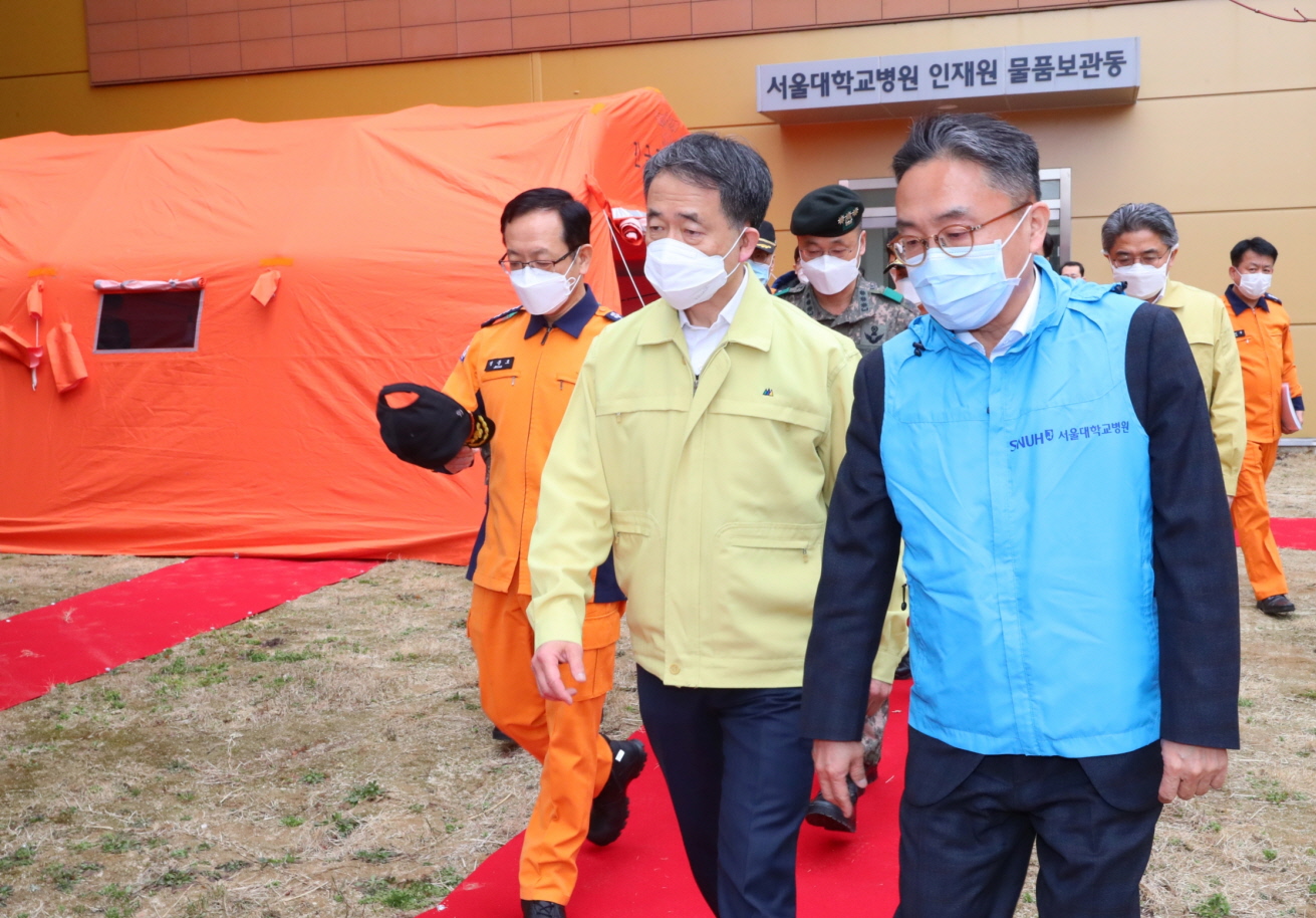 Park Neung-hoo, Vice Head 1 of the Central Disaster and Safety Countermeasures Headquarters, Attends the Opening Ceremony of the Gyeongbuk Daegu 3 Community Treatment Center (Mun-gyeong Seoul National University Hospital Training Center) 사진12