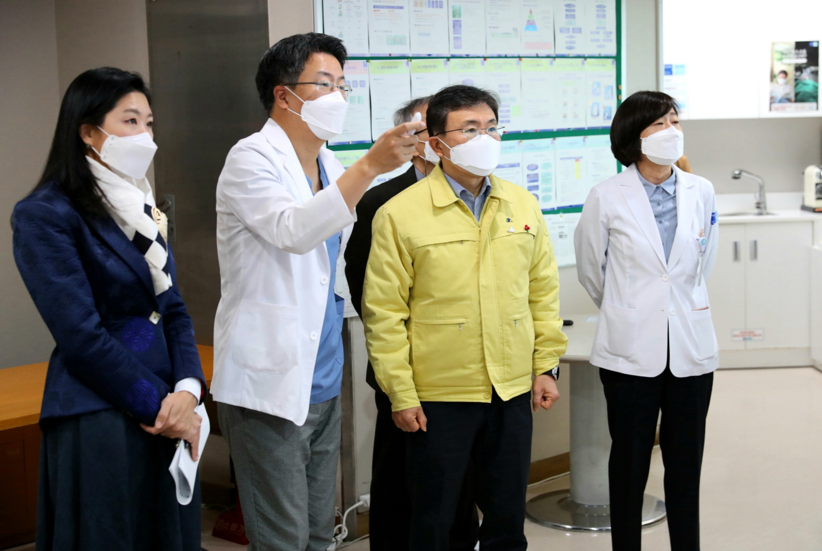 Minister Kwon Checks Hospital Networks in North Gyeonggi for COVID-19 Treatment (January 3) 사진13