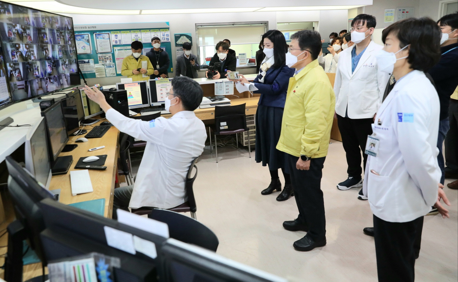 Minister Kwon Checks Hospital Networks in North Gyeonggi for COVID-19 Treatment (January 3) 사진14