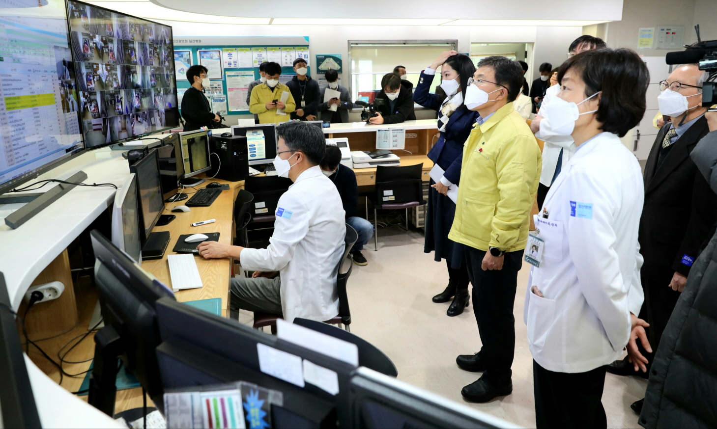 Minister Kwon Checks Hospital Networks in North Gyeonggi for COVID-19 Treatment (January 3) 사진15