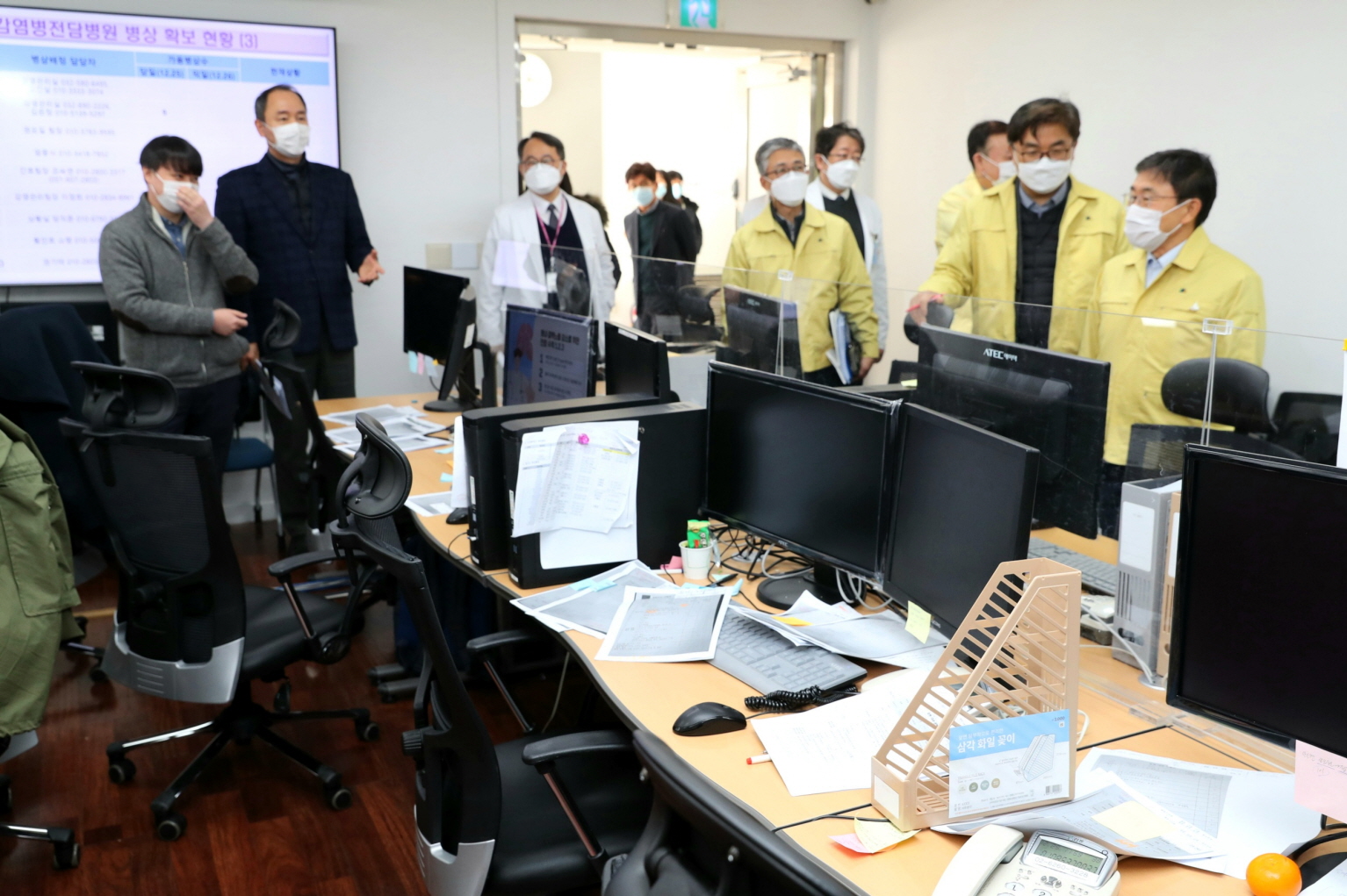 Minister Kwon Visits Joint Situation Room in Seoul Area 사진10