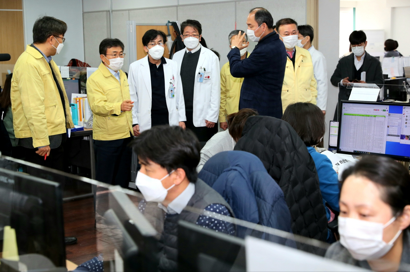 Minister Kwon Visits Joint Situation Room in Seoul Area 사진11