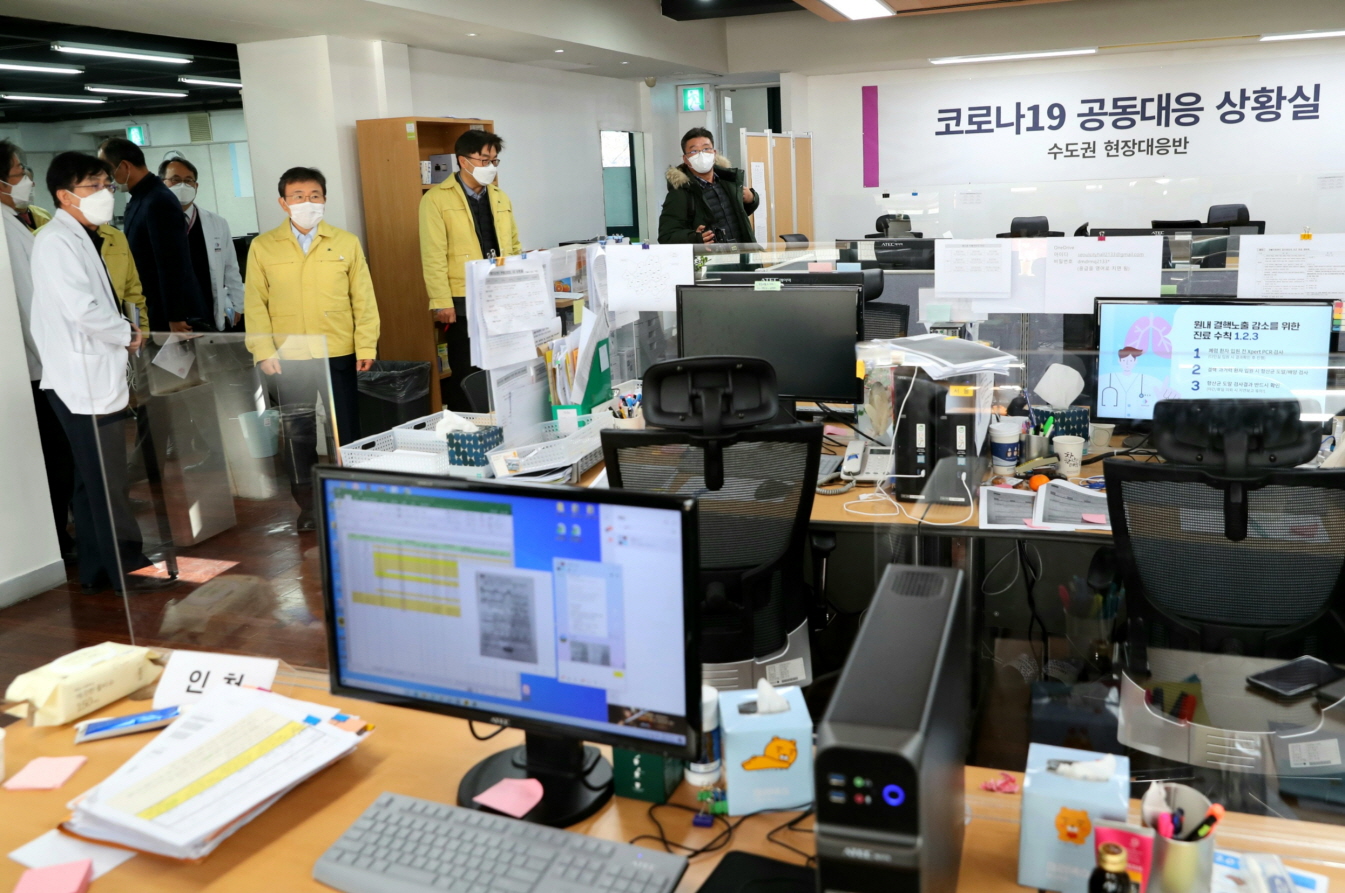 Minister Kwon Visits Joint Situation Room in Seoul Area 사진12